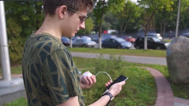 Sacude y carga: un estudiante inventa una batería que convierte el movimiento en energía (VIDEO)