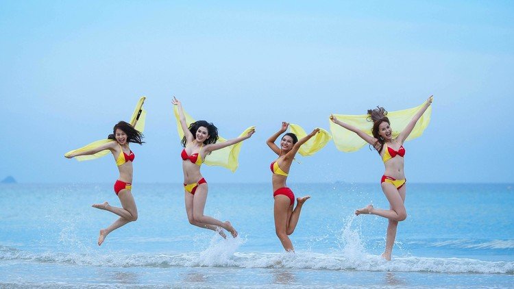 Azafatas en bikini, volar al desnudo, masajes y conciertos: las aerolíneas más alucinantes del mundo