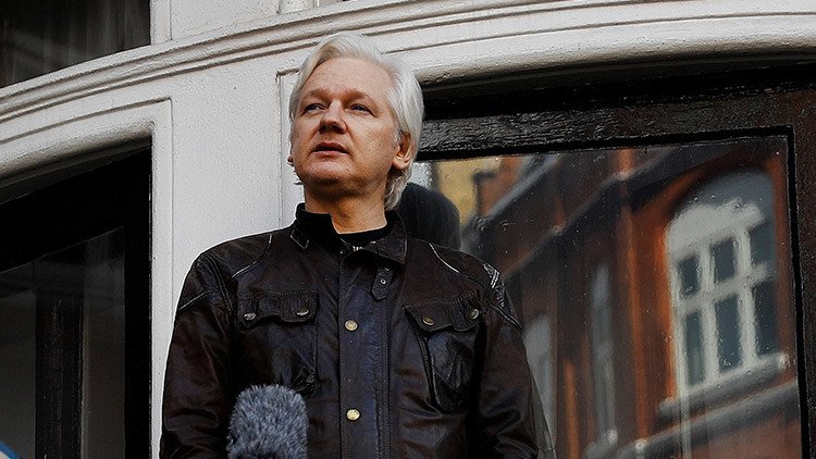 "¿Quiere que me arresten?": Assange trolea al presidente francés por correos electrónicos filtrados
