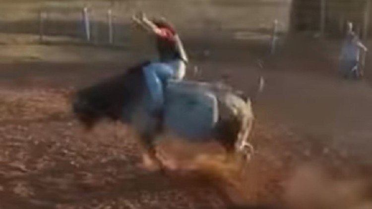 Un toro propina una coz mortal a un joven que intentaba montarlo