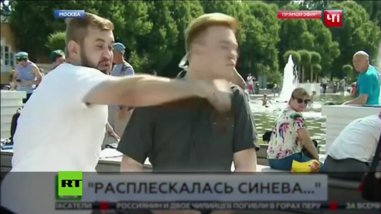 Un ebrio golpea a un reportero en directo en Moscú