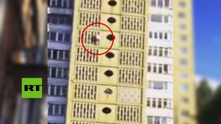 'Spiderman ruso' desciende por un edificio de 17 pisos 