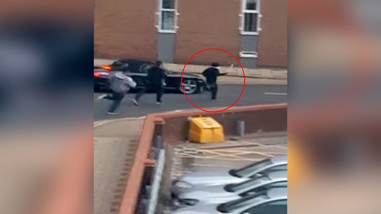 "¡Os cortaré en pedazos!": la Policía británica persigue a un hombre armado con un machete (video)