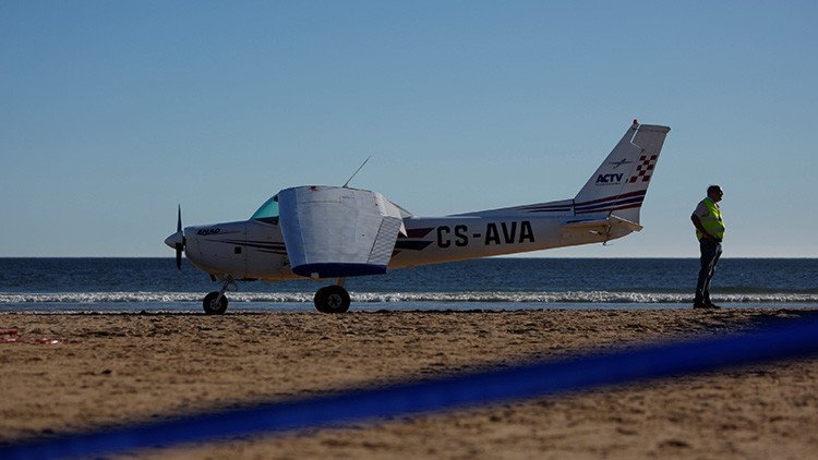 Mueren dos bañistas luego de que una avioneta aterrizara de emergencia en una playa de Portugal