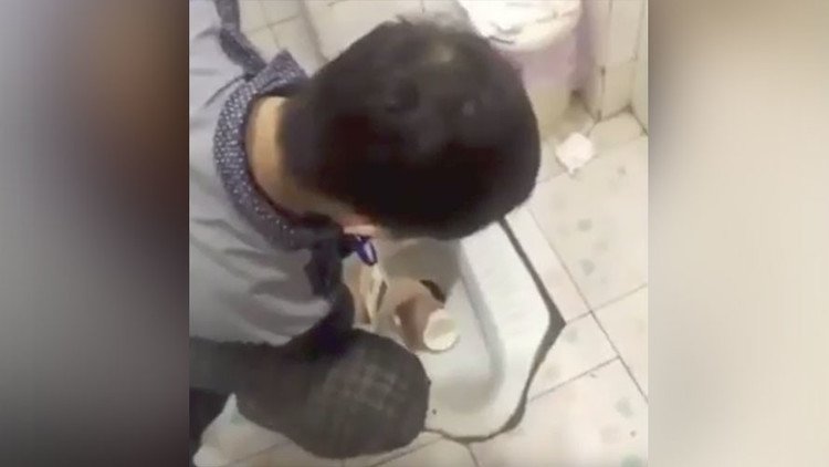 Una empresa china obliga sus empleados a beber agua del inodoro como castigo (VIDEO)