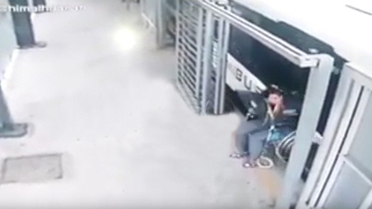 "¡Milagro!": Mujer en silla de ruedas casi es arrollada por un bus, y comienza a caminar (VIDEO)