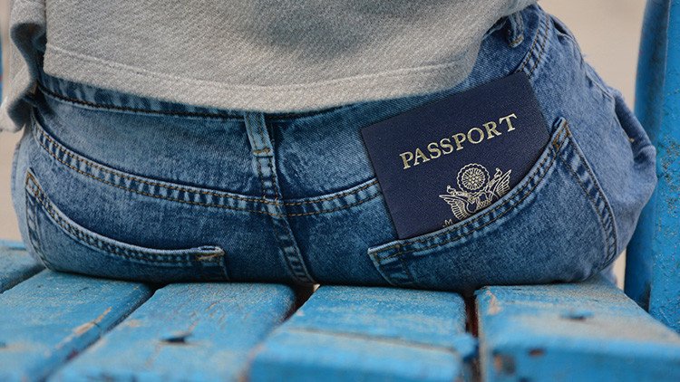 La infortunada fotografía de una joven en su nuevo pasaporte que se vuelve viral (FOTO)