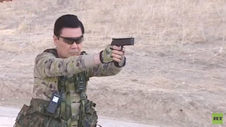 Video: El presidente de Turkmenistán da clases de tiro y de lanzamiento de cuchillos