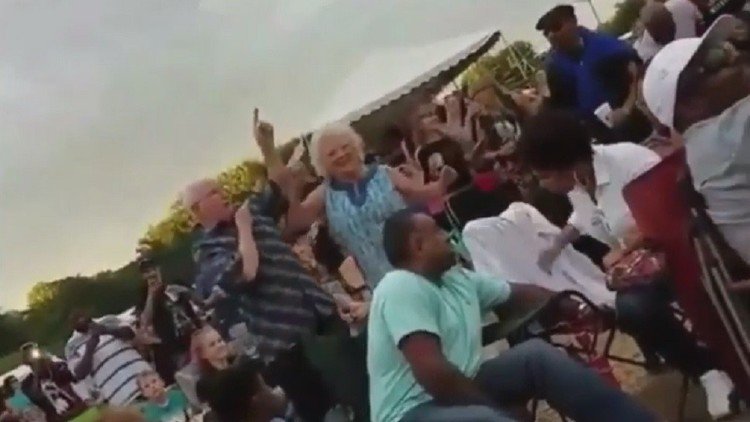 Unos abuelos bailongos se convierten en las estrellas de un festival musical