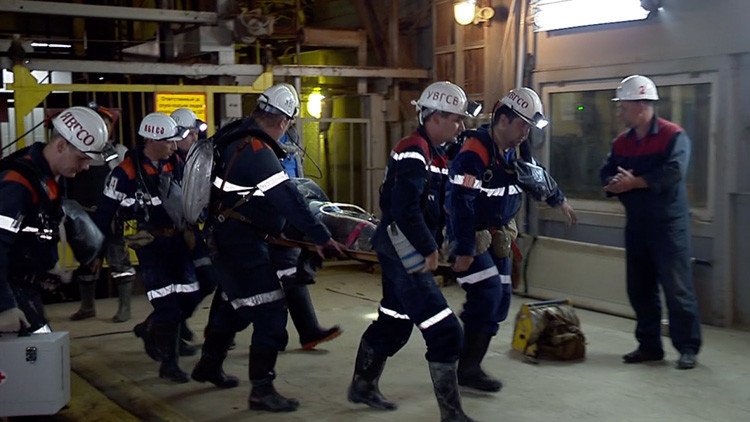 Rescate milagroso en Rusia: Sacan a la superficie a un minero tras un día incomunicado (VIDEO)