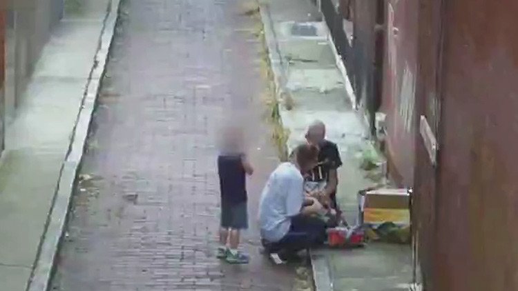 Una mujer se droga delante de su hijo de cuatro años (FUERTE VIDEO 18+)