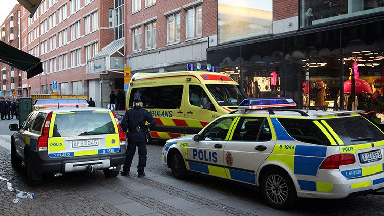 Varios heridos en Estocolmo al embestir un vehículo contra la entrada de un hospital
