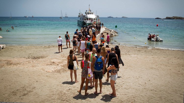 Ibiza: original manifestación sonora contra los excesos del turismo festivo