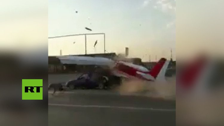 Rusia: Una avioneta intenta despegar en la carretera y se estrella contra un automóvil