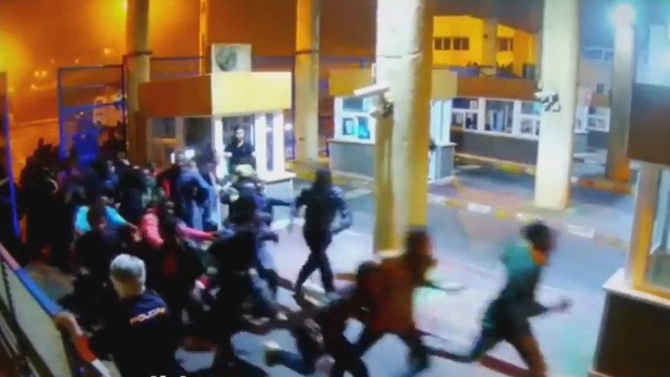 VIDEO: Policías españoles intentan detener la entrada de inmigrantes a golpes y patadas 