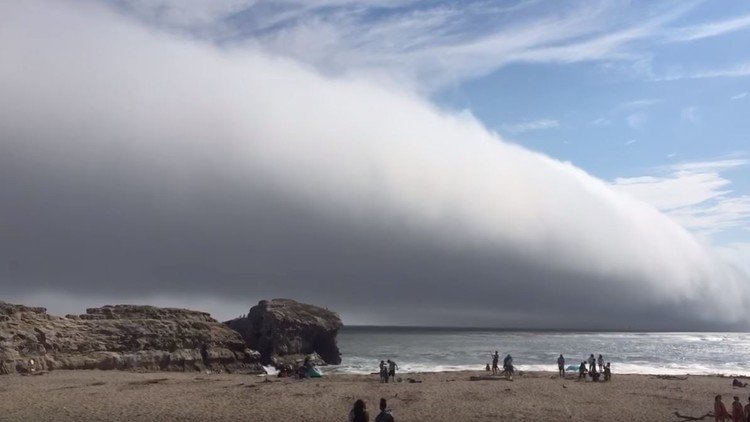 Una enorme nube 'devora' una playa de California