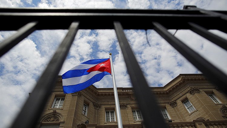 EE.UU. expulsa a dos diplomáticos cubanos