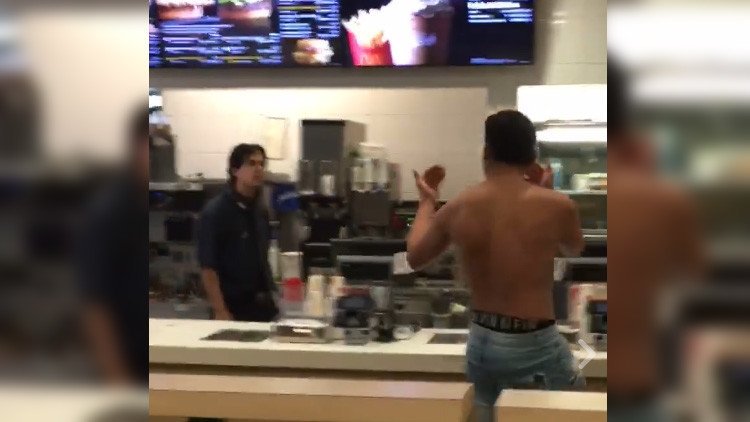 No eres tú mismo cuando tienes hambre: Golpea a un empleado de McDonald's por papas fritas (VIDEO)