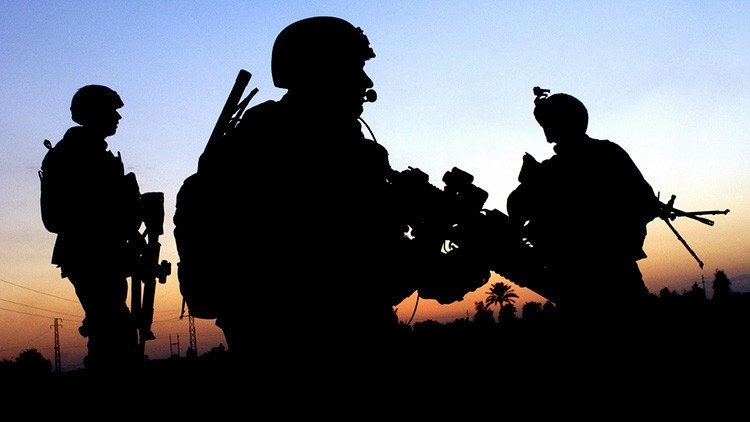 Militares transgénero demandan a Trump por prohibirles servir en las Fuerzas Armadas