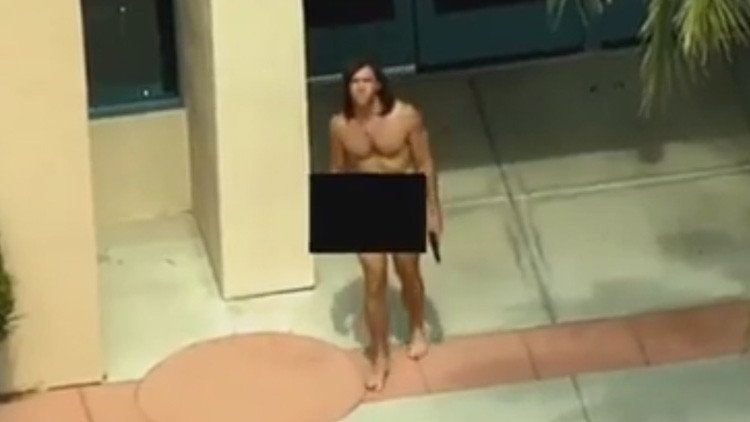 VIDEO: Un hombre entra con un arma y desnudo a una iglesia de Las Vegas