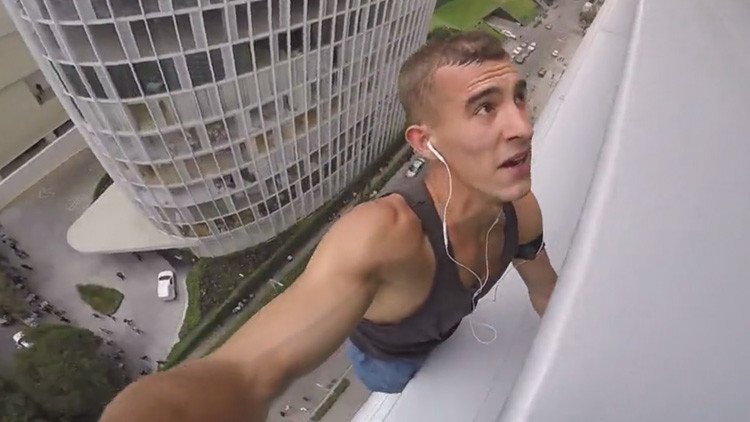 VIDEO: Arrestan al 'hombre araña' ruso luego de escalar una torre de oficinas en México 