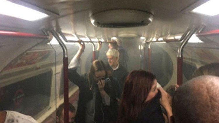Londres: Evacuan una estación de metro por un incendio en el tren (FOTOS, VIDEOS)