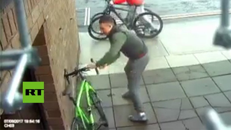 Deja su bicicleta sin vigilancia 15 segundos e intentan robársela