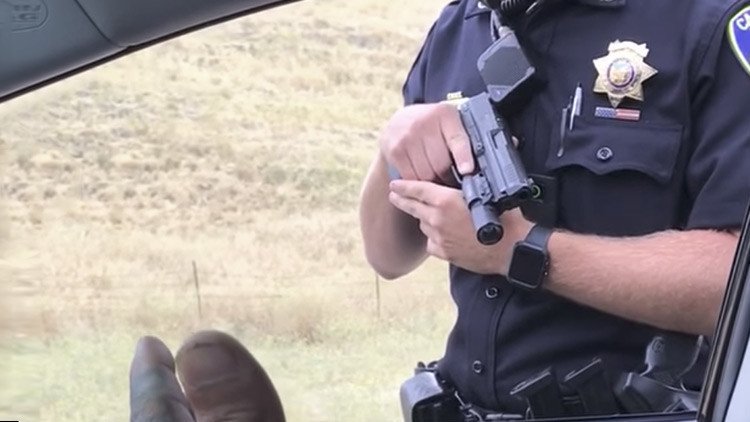 Video: Un policía apunta durante nueve minutos a dos automovilistas desarmados en EE.UU.