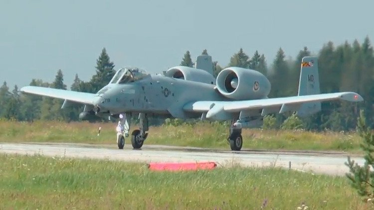 VIDEO: Avión de asalto A-10  de EE.UU. aterriza en una carretera en Estonia