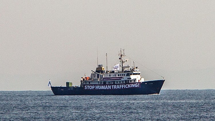 El barco 'nazi' recibe auxilio en alta mar de una ONG que rescata inmigrantes