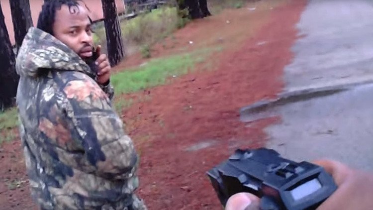 Dispara a quemarropa contra un policía y acaba preso gracias a este video (FUERTES IMÁGENES)