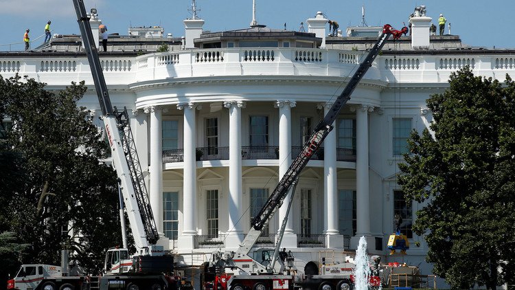 Algo sucede en la Casa Blanca mientras Trump se encuentra de vacaciones