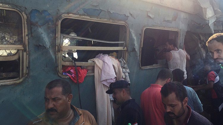 Un funcionario muere al ver las víctimas del choque de trenes en Egipto