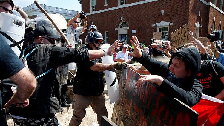 EE.UU.: Violencia y caos por los enfrentamientos en Charlottesville (FUERTES IMÁGENES)