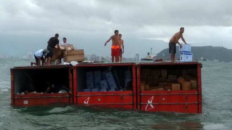 Piratas del siglo XXI: Saquean contenedores que cayeron al mar en São Paulo (video, fotos)