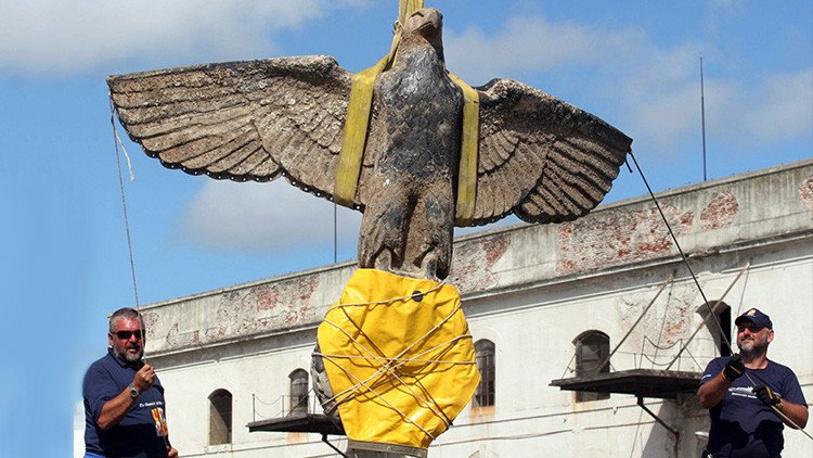 ¿Quiere pujar por esta águila nazi en Uruguay? (VIDEO)