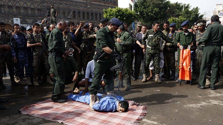 Ejecutan en Yemen a un violador de niñas y exhiben su cuerpo en una concurrida plaza