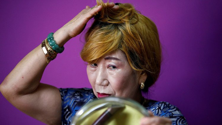 FOTOS: La abuela surcoreana que se convirtió en estrella de YouTube con sus tutoriales de maquillaje