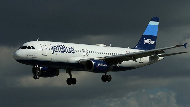 La aerolínea JetBlue desvía tres vuelos por un peligroso olor en el interior de sus aviones