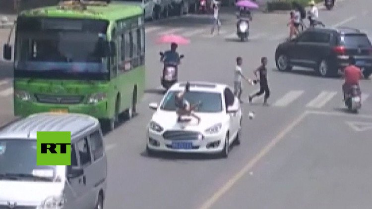 Niño cruza la calle sin mirar y es embestido fuertemente por un auto