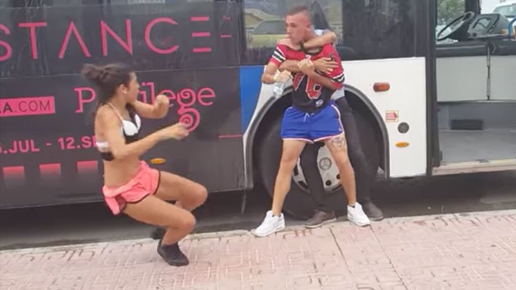 VIDEO: Pareja de jóvenes golpea brutalmente a conductor de autobús en España