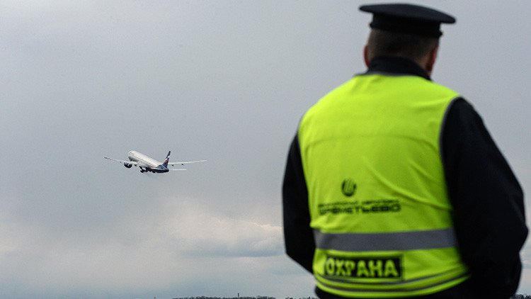 Un avión aterriza de emergencia por culpa de un pasajero ebrio que se autolesiona en pleno vuelo