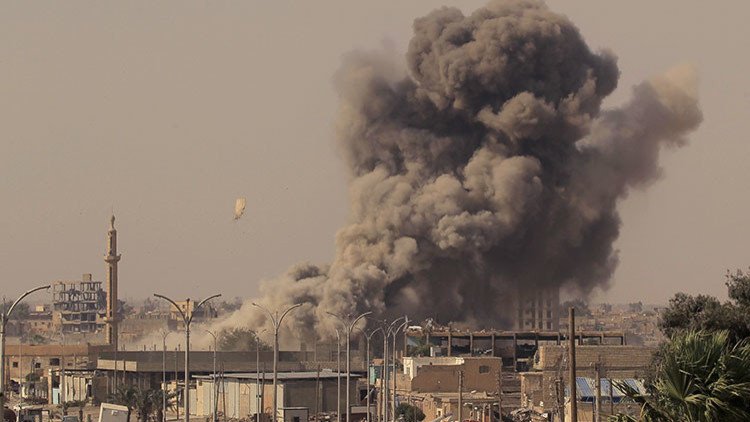 Un bombardeo de la coalición de EE.UU. en Raqa mata a 17 niños y mujeres