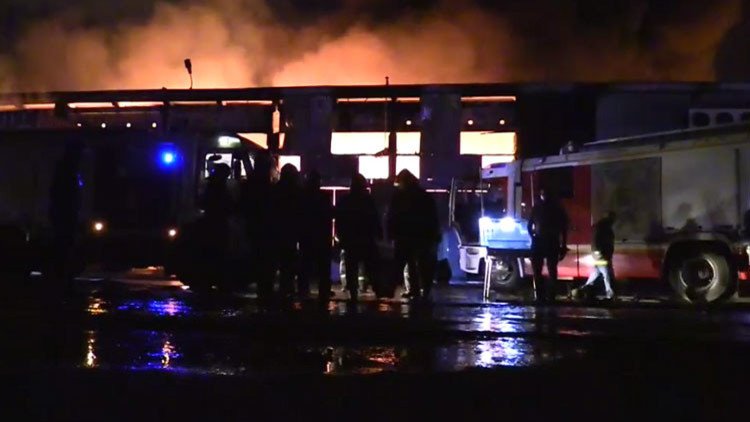 Videos, Fotos: Un enorme incendio destruye un almacén en Moscú