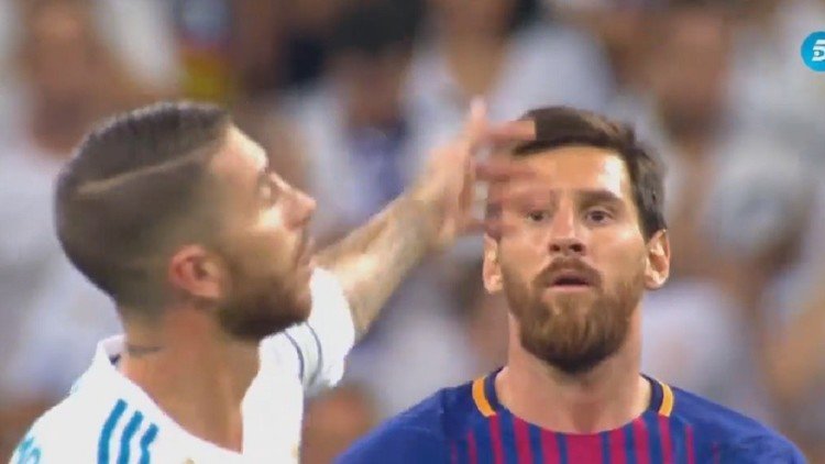 Sergio Ramos vacila a Messi durante la final de la Supercopa y este se enfurece