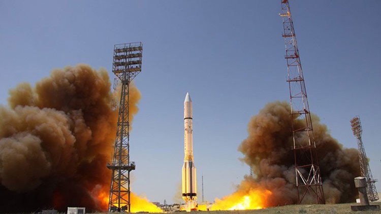 Rusia lanza un satélite militar a bordo del cohete portador Protón-M 