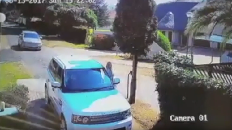 La increíble reacción de una mujer evita que les roben su coche y los secuestren