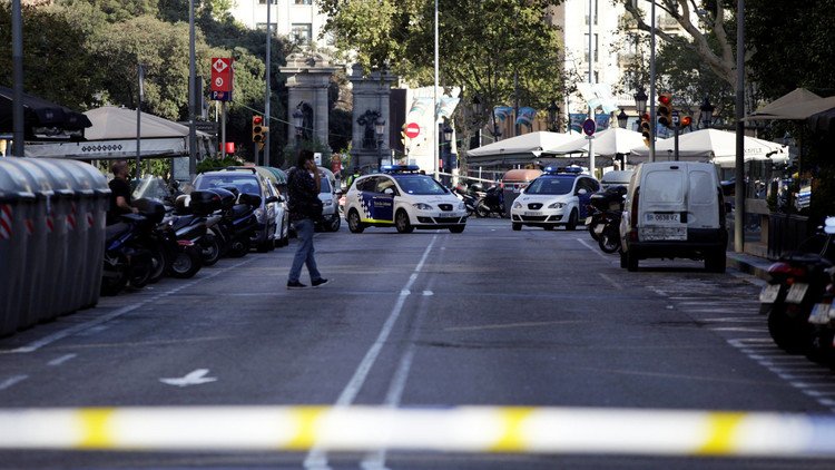 Pánico en España: un coche atropella a tres policías en la Diagonal de Barcelona