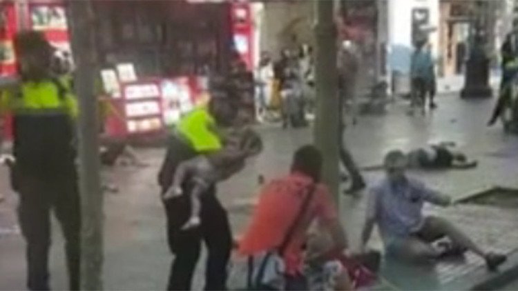 VIDEO: Un policía calma a un bebé tras el atentado en Barcelona 