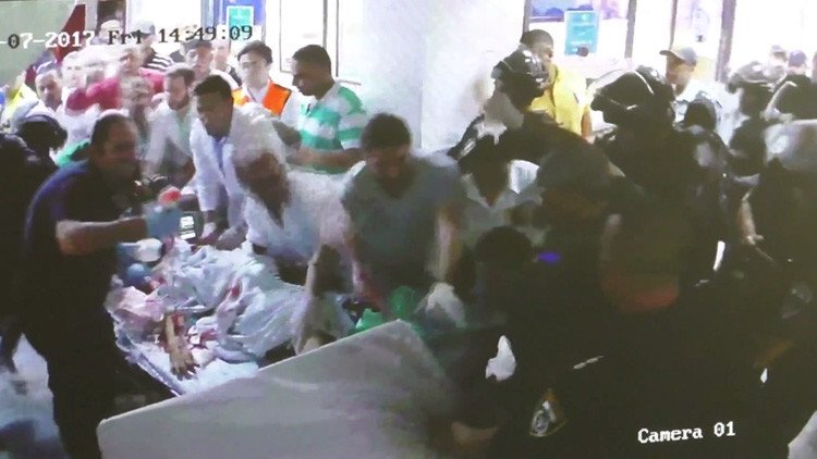 FUERTE VIDEO: Un hombre herido muere mientras soldados israelíes intentan arrestarlo en un hospital